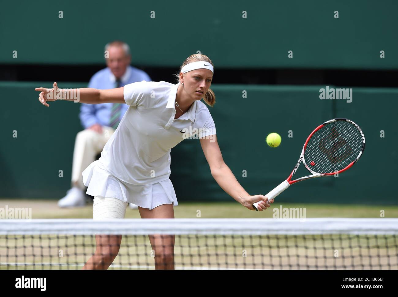 Petra Kvitova en route pour remporter la finale des femmes de Wimbledon en 2014. Eugenie Bouchard contre Petra Kvitova. Crédit photo : © MARK PAIN / ALAMY Banque D'Images