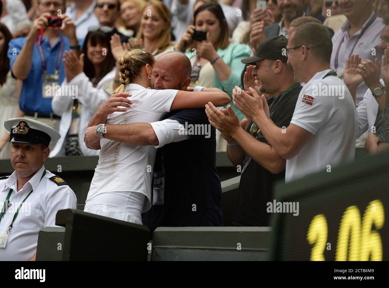 Petra Kvitova célèbre la victoire de la finale Wimbledon Ladies 2014. Eugenie Bouchard contre Petra Kvitova. CRÉDIT PHOTO : MARK PAIN / ALAMY Banque D'Images