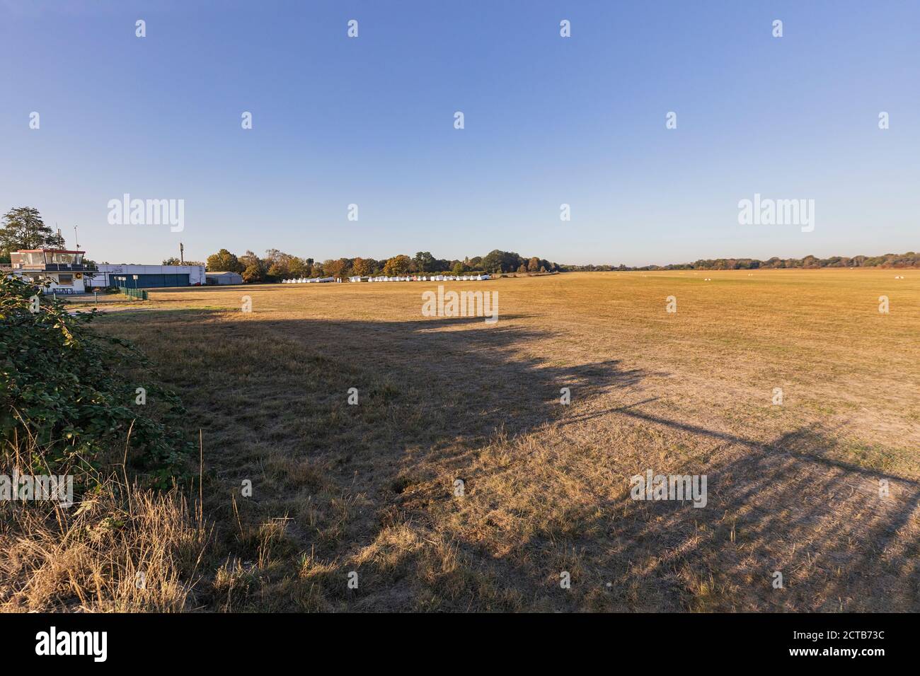 Krefeld-Elfrath - vue sur le champ de vol avec de nombreux planeurs garés , Rhénanie du Nord Westphalie, Allemagne, 21.09.2020 Banque D'Images