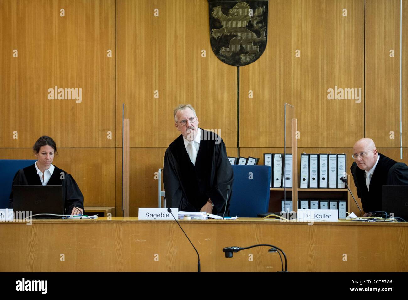 Francfort, Allemagne. 22 septembre 2020, Hessen, Francfort-sur-le-main: Le président Thomas Sagebiel (M) prend place au procès de l'assassinat du politicien Walter Lübcke avant le début du procès. Le principal accusé, S. Ernst, aurait tiré sur sa terrasse, il y a un an, le président du district de North Hessian Lübcke, parce que le politicien de la CDU avait préconisé des réfugiés. Credit: dpa Picture Alliance/Alay Live News Banque D'Images