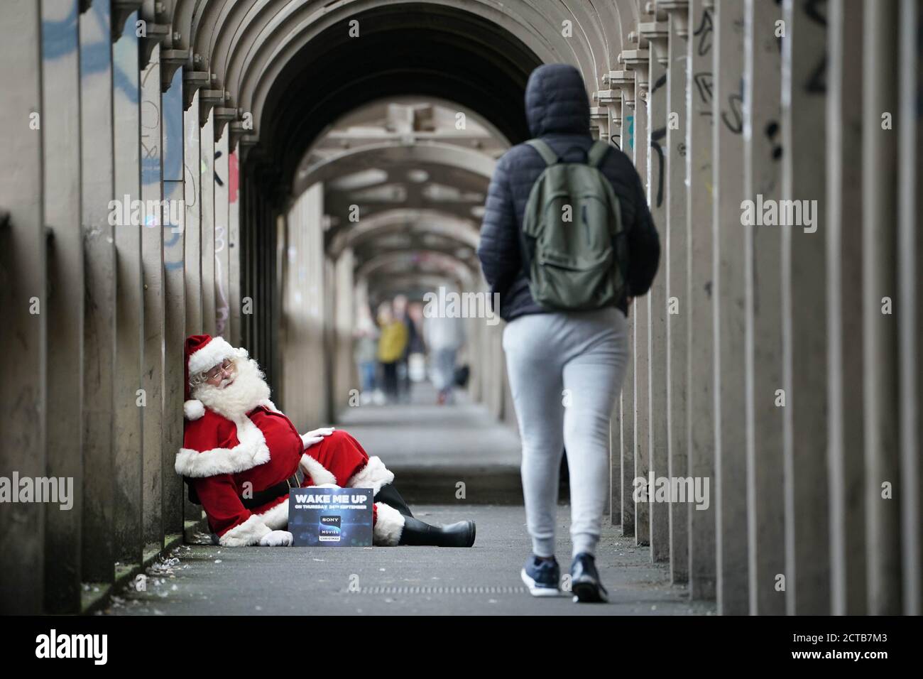 USAGE ÉDITORIAL SEUL UN homme habillé comme Santa Clause demande aux passants de Newcastle de « le réveiller » à temps pour le lancement de la chaîne de télévision de Noël Sony films, qui sera en ligne le 24 septembre. Banque D'Images