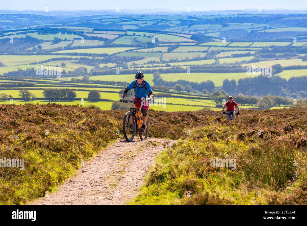 Les motards de montagne approchant le sommet de Dunkery Beacon, le point le plus élevé du Somerset et du parc national d'Exmoor (1 705 pieds), Somerset, Angleterre, Royaume-Uni Banque D'Images