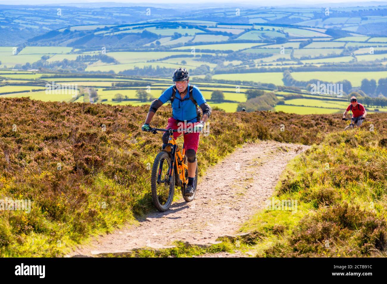 Les motards de montagne approchant le sommet de Dunkery Beacon, le point le plus élevé du Somerset et du parc national d'Exmoor (1 705 pieds), Somerset, Angleterre, Royaume-Uni Banque D'Images
