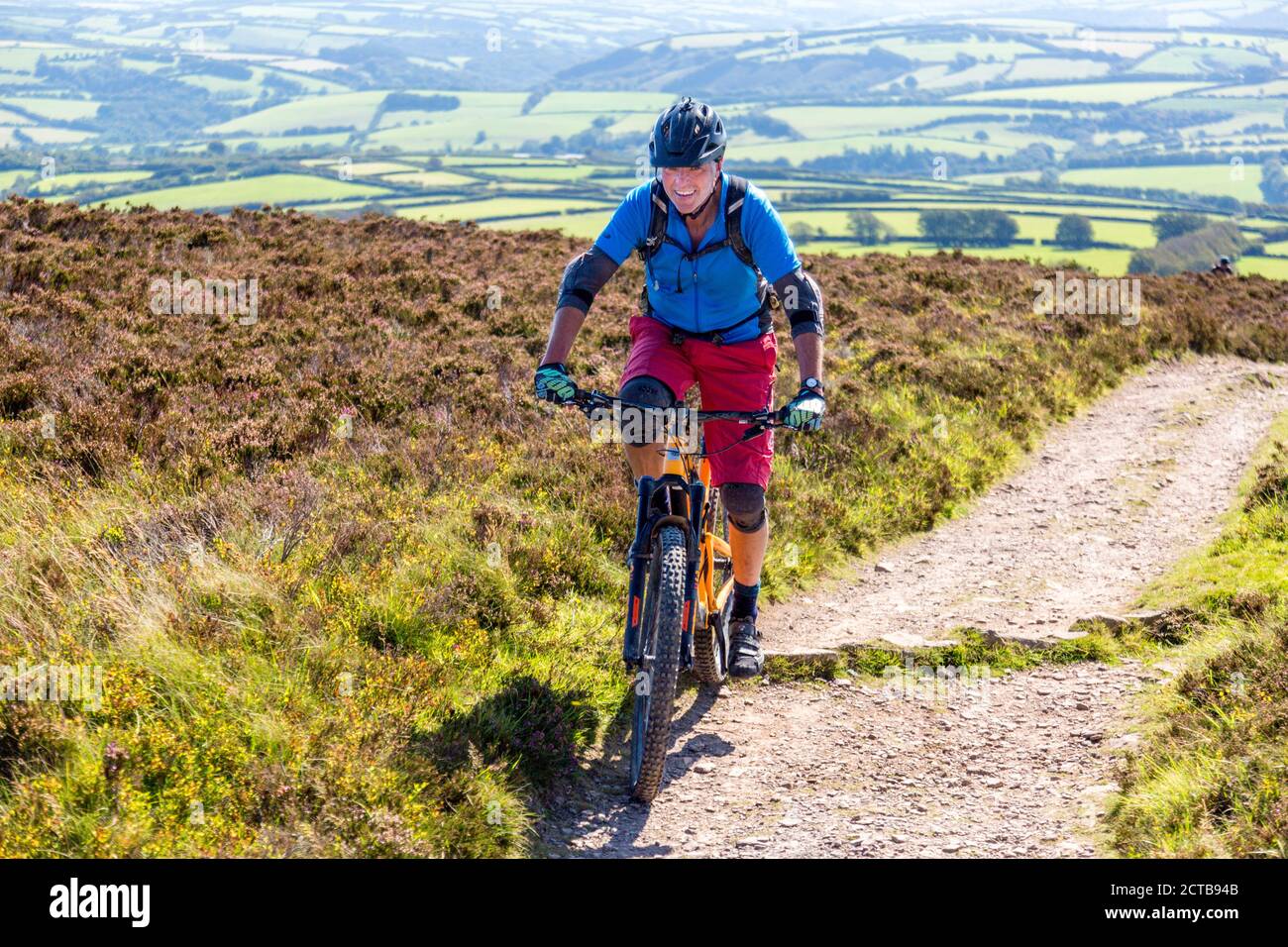 Motard de montagne approchant le sommet de Dunkery Beacon, le point le plus élevé du Somerset et du parc national d'Exmoor (1 705 pieds), Somerset, Angleterre, Royaume-Uni Banque D'Images