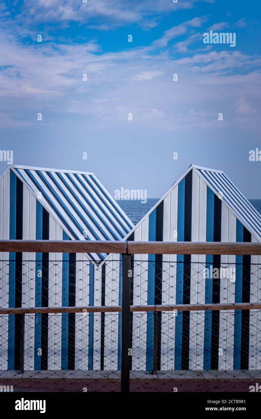 Cabanes en bois sur la plage d'Yport en Normandie, France Banque D'Images