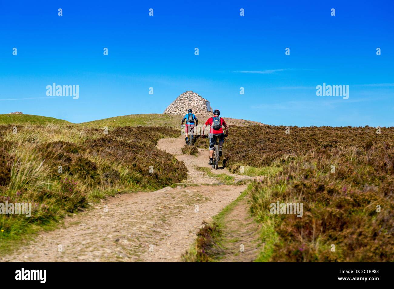Les motards de montagne approchant le sommet de Dunkery Beacon, le point le plus élevé du Somerset et du parc national d'Exmoor (1 705 pieds), Somerset, Angleterre, Royaume-Uni Banque D'Images