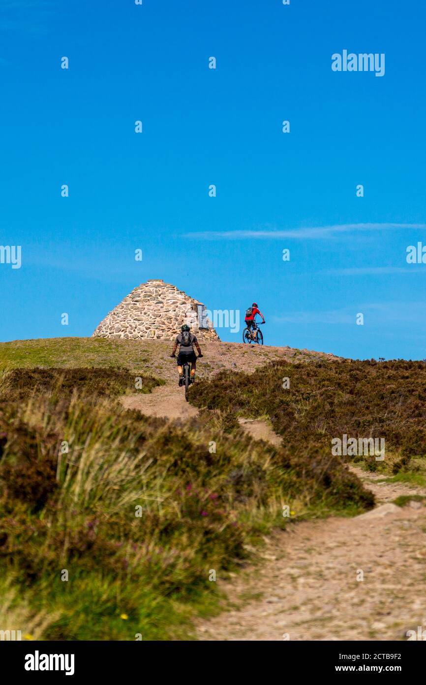 Les motards de montagne approchant le sommet de Dunkery Beacon, le point le plus élevé du Somerset et du parc national d'Exmoor (1 705 pieds), Somerset, Angleterre, Royaume-Uni Banque D'Images