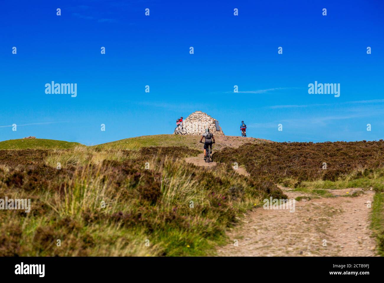 Les motards de montagne approchant le sommet de Dunkery Beacon, le point le plus élevé du Somerset et du parc national d'Exmoor (1 705 pieds), Somerset, Angleterre, Royaume-Uni Banque D'Images
