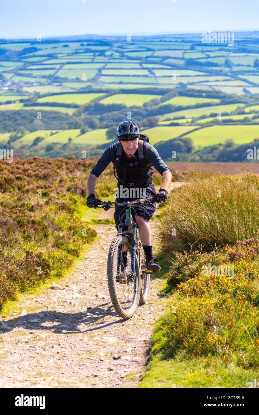 Motard de montagne approchant le sommet de Dunkery Beacon, le point le plus élevé du Somerset et du parc national d'Exmoor (1 705 pieds), Somerset, Angleterre, Royaume-Uni Banque D'Images