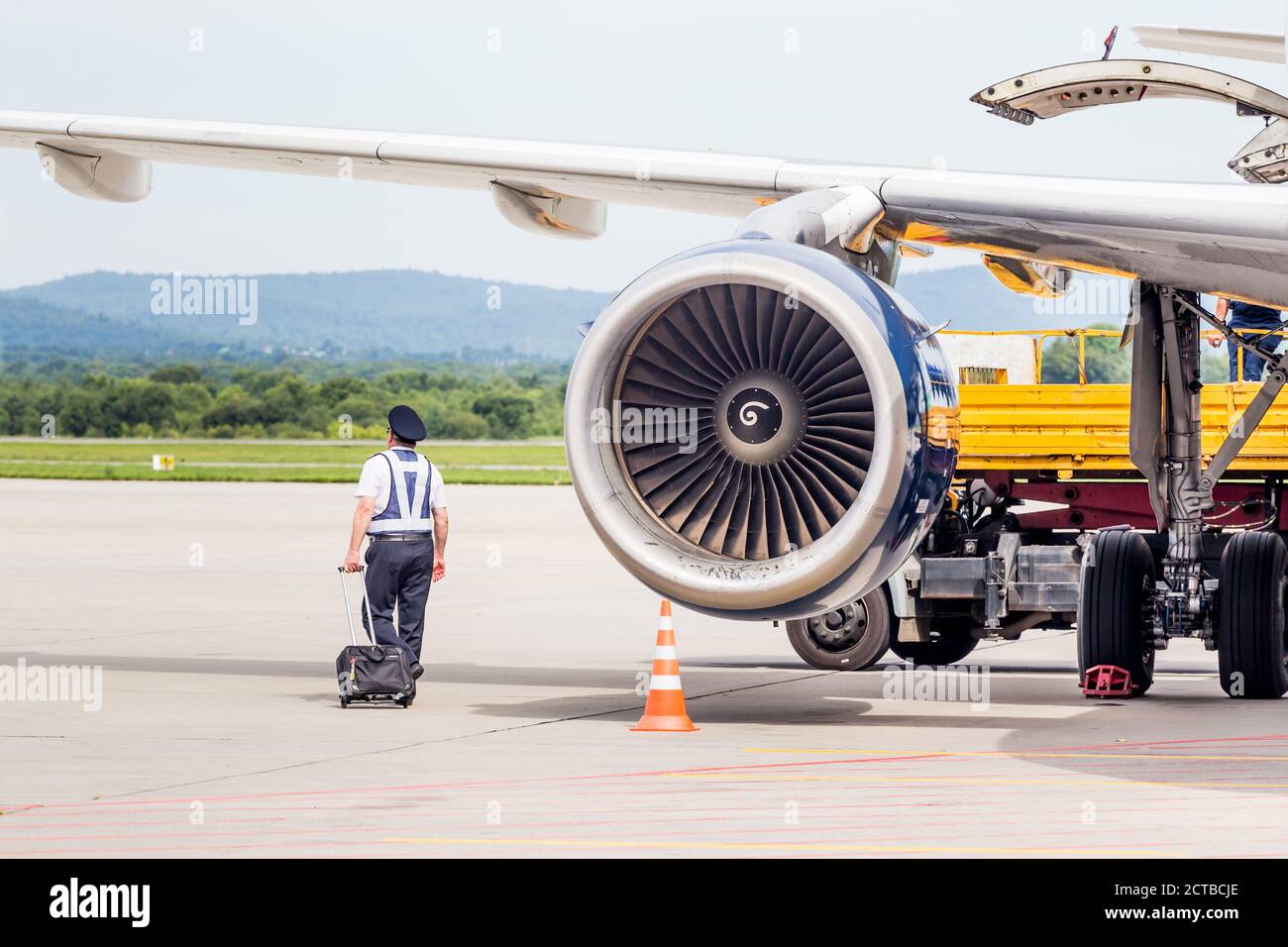 Russie, Vladivostok, 08/17/2020. Capitaine de l'avion de passagers Airbus A319 près de la turbine, il vérifie l'avion avant le vol. Entretien des avions et des bateaux Banque D'Images