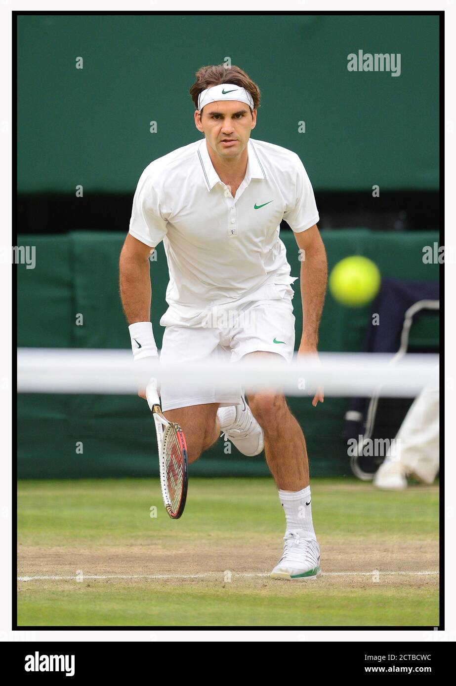 ROGER FEDERER BAT NOVAK DJOKOVIC. DEMI-FINALE HOMMES, WIMBLEDON 2012. CRÉDIT PHOTO : © MARK PAIN / PHOTO DE STOCK D'ALAMY Banque D'Images