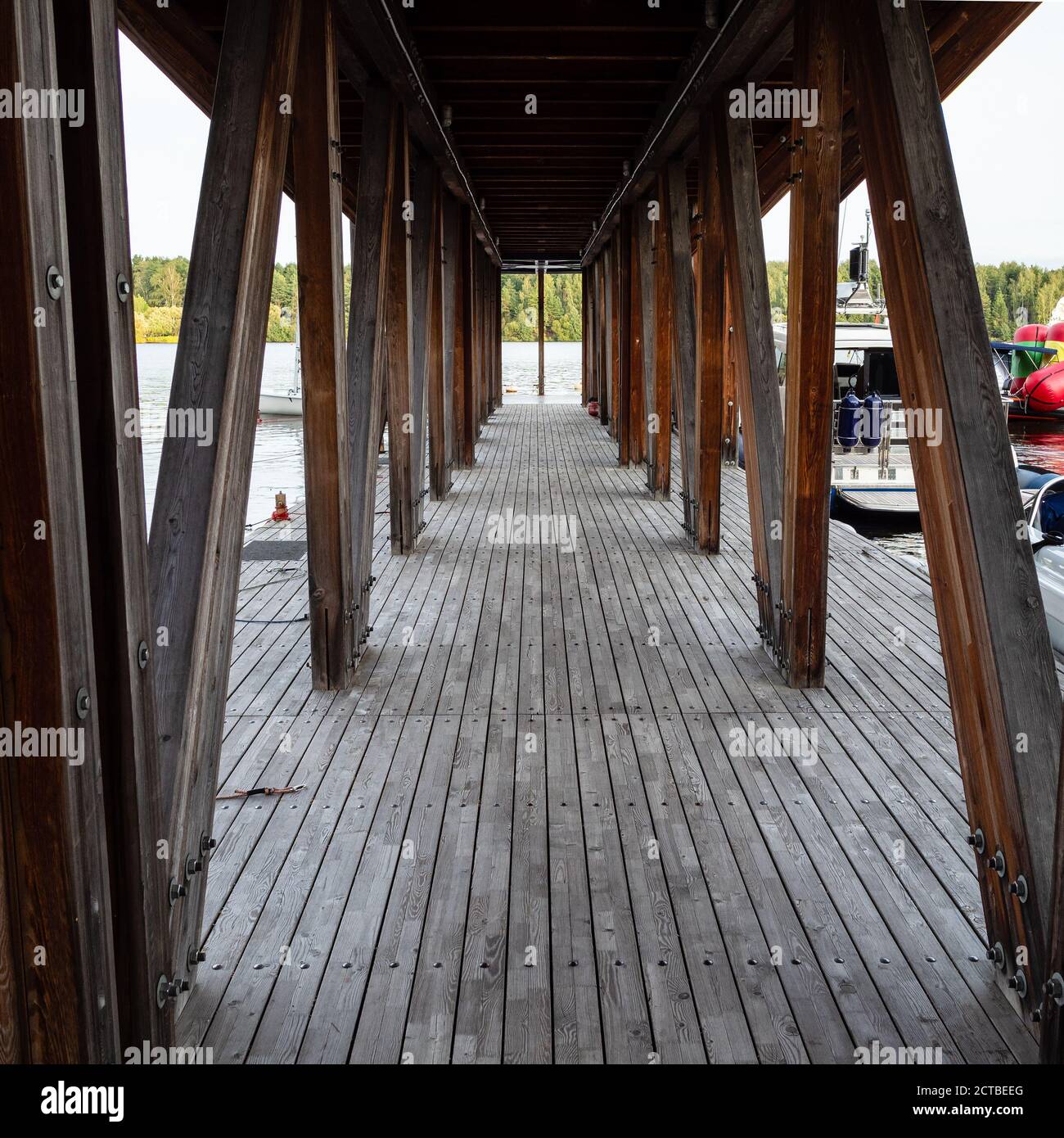 À l'intérieur de la jetée en bois sur le lac, le soir ensoleillé de septembre Banque D'Images