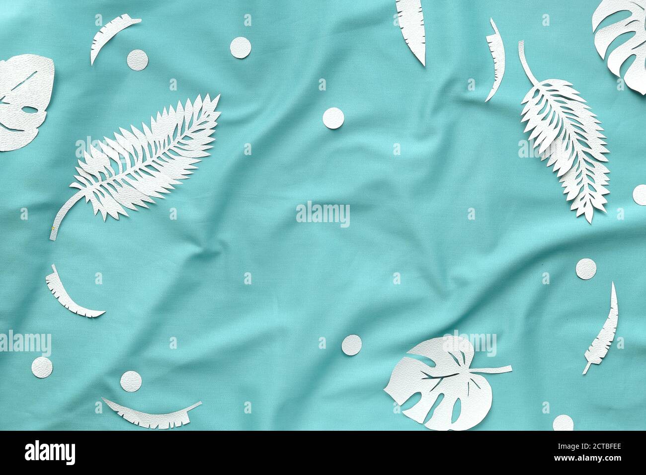 Ai Aqua - couleur tendance de l'année 2021. Plat tendance, feuilles exotiques sur textile. Banque D'Images