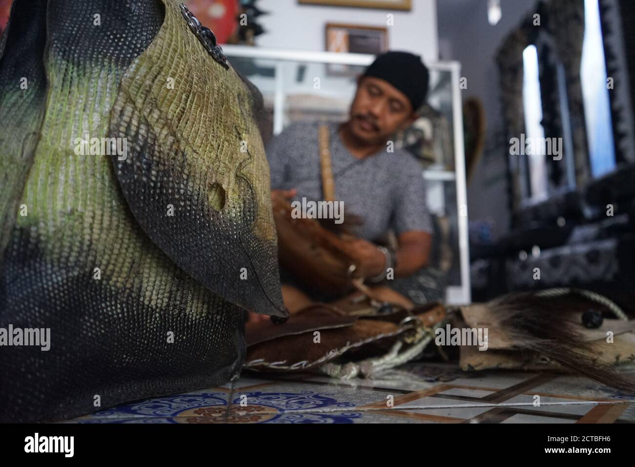 Makassar, Indonésie. 22 septembre 2020. Dina Mahardika, un artisan d'art de Makassar, Sulawesi du Sud, fabrique divers métiers uniques utilisant diverses peaux d'animaux. L'une de ses œuvres est de fabriquer des chaînes et des sacs de clés en utilisant la peau de lézard de surveillance ou la langue latine Varanus varius. (Photo de Herwin Bahar/Pacific Press) crédit: Pacific Press Media production Corp./Alay Live News Banque D'Images