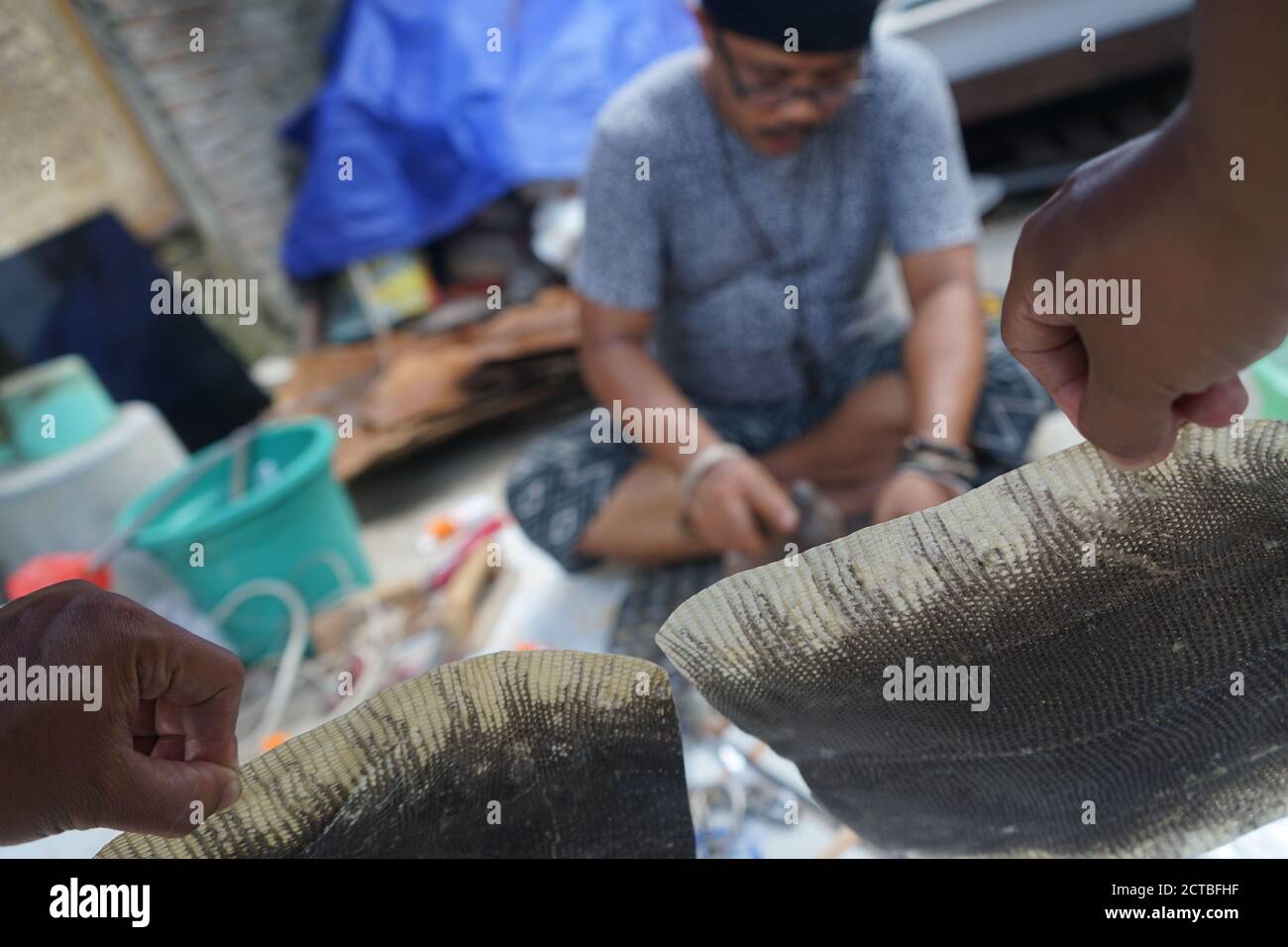 Makassar, Indonésie. 22 septembre 2020. Dina Mahardika, un artisan d'art de Makassar, Sulawesi du Sud, fabrique divers métiers uniques utilisant diverses peaux d'animaux. L'une de ses œuvres est de fabriquer des chaînes et des sacs de clés en utilisant la peau de lézard de surveillance ou la langue latine Varanus varius. (Photo de Herwin Bahar/Pacific Press) crédit: Pacific Press Media production Corp./Alay Live News Banque D'Images