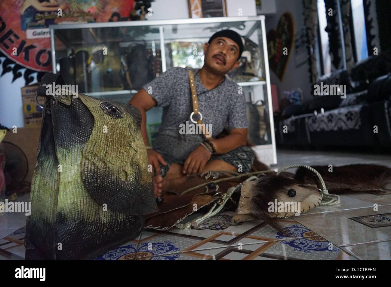 Makassar, Indonésie. 22 septembre 2020. Dina Mahardika, un artisan d'art de Makassar, Sulawesi du Sud, fabrique divers métiers uniques utilisant diverses peaux d'animaux. L'une de ses œuvres est de fabriquer des chaînes et des sacs de clés en utilisant la peau de lézard de surveillance ou la langue latine Varanus varius. (Photo de Herwin Bahar/Pacific Press) crédit: Pacific Press Media production Corp./Alay Live News Banque D'Images