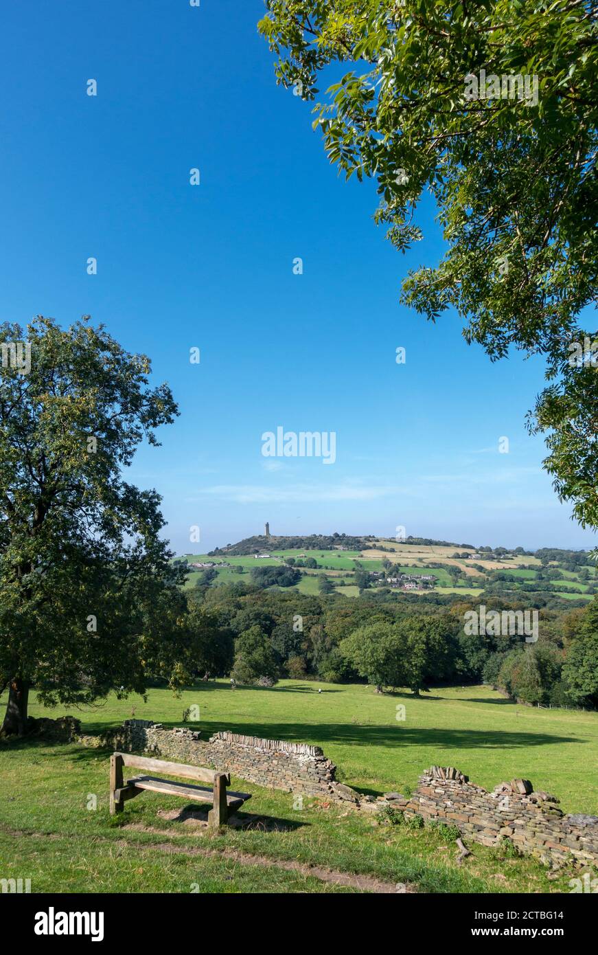 Vue panoramique sur Castle Hill depuis les environs de Farnley Tyas, Huddersfield, West Yorkshire, Angleterre, Royaume-Uni Banque D'Images