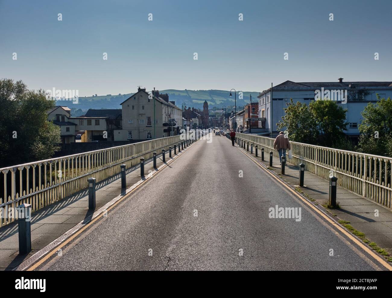 Pont traversant la rivière Severn jusqu'à Newtown, Powys, pays de Galles Banque D'Images