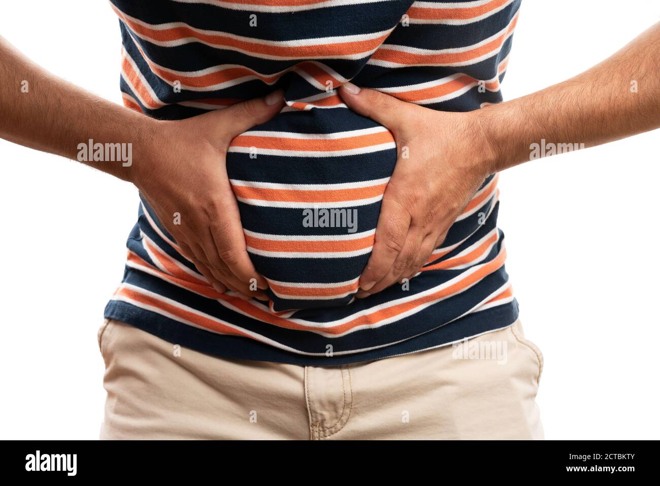 Gros plan du modèle d'homme adulte malade avec indigestion de l'estomac  gonflée toucher comme douleur abdominale concept portant le tee-shirt d'été  isolé sur blanc studio ba Photo Stock - Alamy