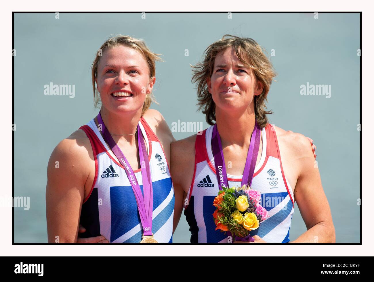 KATHERINE GRAINGER ET ANNA WATKINS CÉLÈBRENT LA VICTOIRE DE LA MÉDAILLE D'OR DANS LES DEUX SCULPTS FÉMININS JEUX OLYMPIQUES DE LONDRES 2012 PHOTO : © MARK PAIN / ALAY Banque D'Images