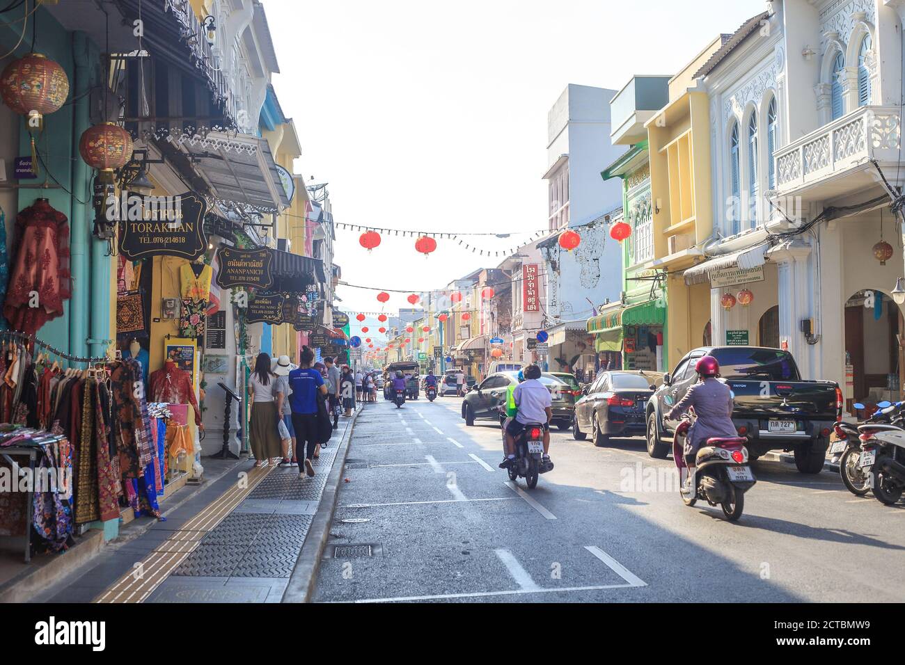 Phuket, Thaïlande - 26 février 2018 : rue de la vieille ville de Lard Yai avec des personnes à pied Banque D'Images