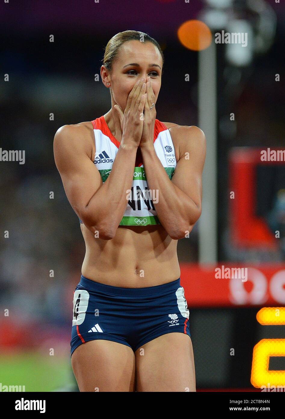 JESSICA ENNIS PLEURE APRÈS AVOIR REMPORTÉ LA MÉDAILLE D'OR POUR LES FEMMES HEPTATHLON JEUX OLYMPIQUES DE LONDRES 2012 COPYRIGHT PHOTO : MARK PAIN 07774 842005 PHOTO CREDIT Banque D'Images