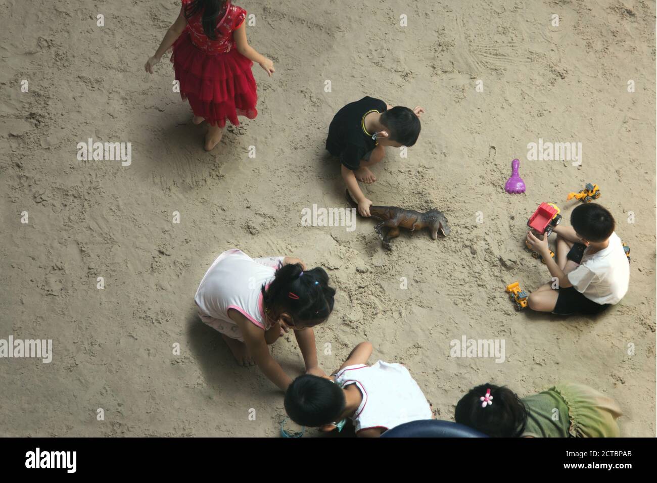 les enfants aiment toujours jouer au sable avec le jouet dans les activités de plein air et utiliser le masque en situation de pandémie. Banque D'Images