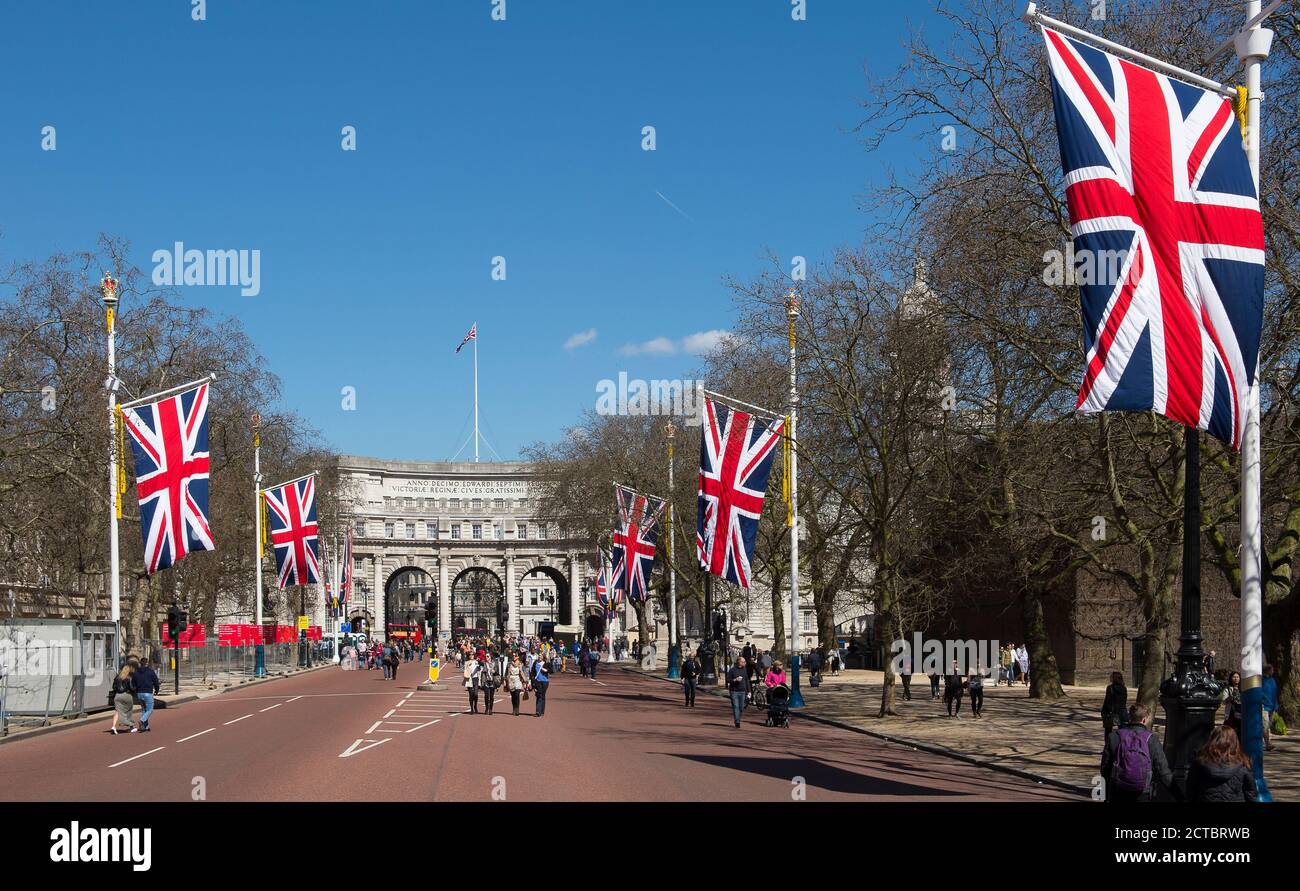 Admiralty Arch vue depuis le Mall de Londres, Angleterre. Banque D'Images