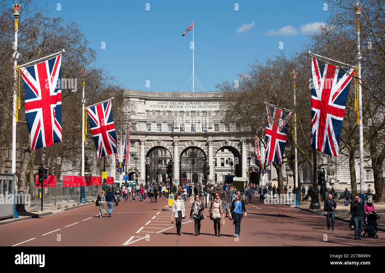 Admiralty Arch vue depuis le Mall de Londres, Angleterre. Banque D'Images