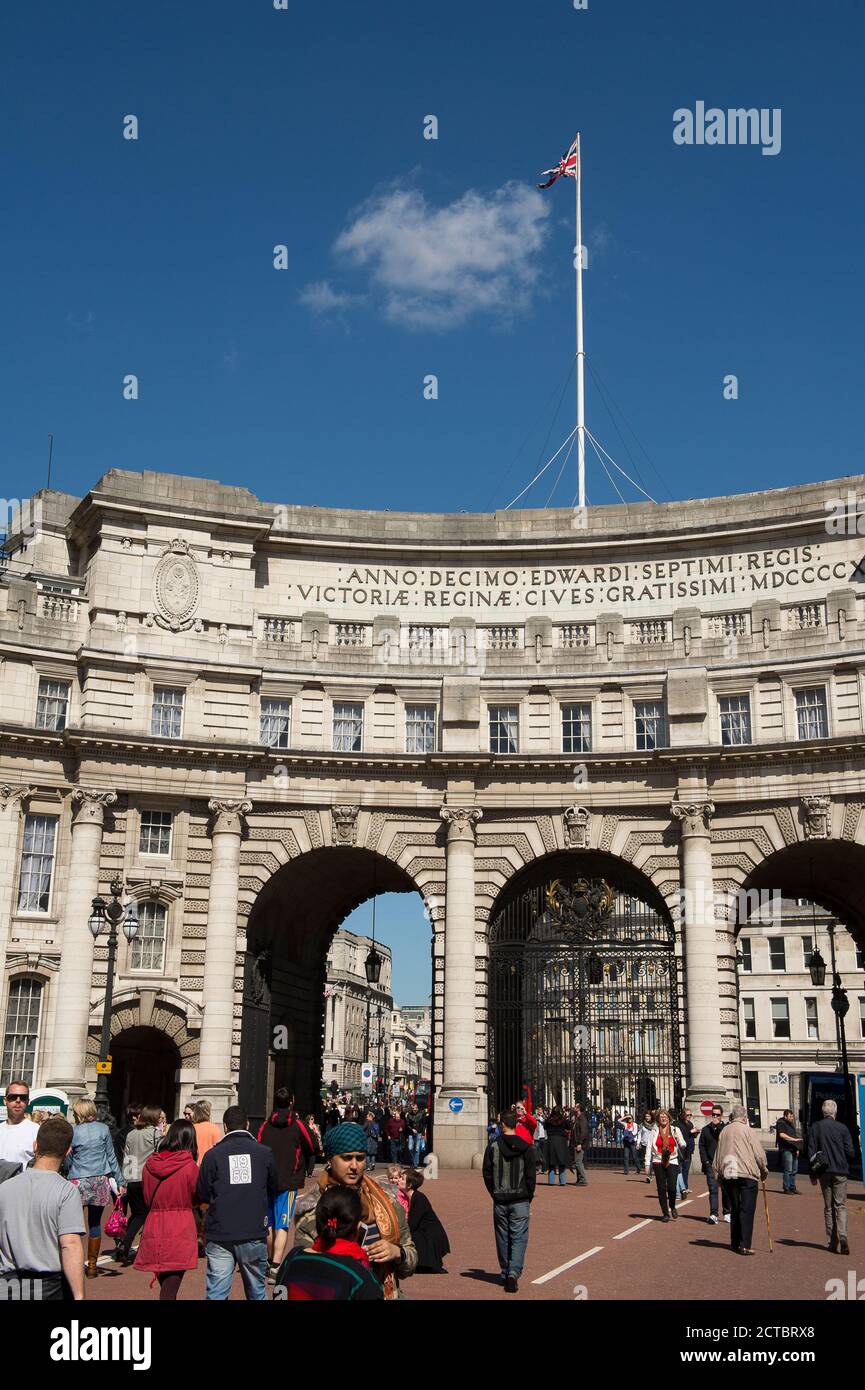 Admiralty Arch vue depuis le Mall de Londres, Angleterre. Banque D'Images
