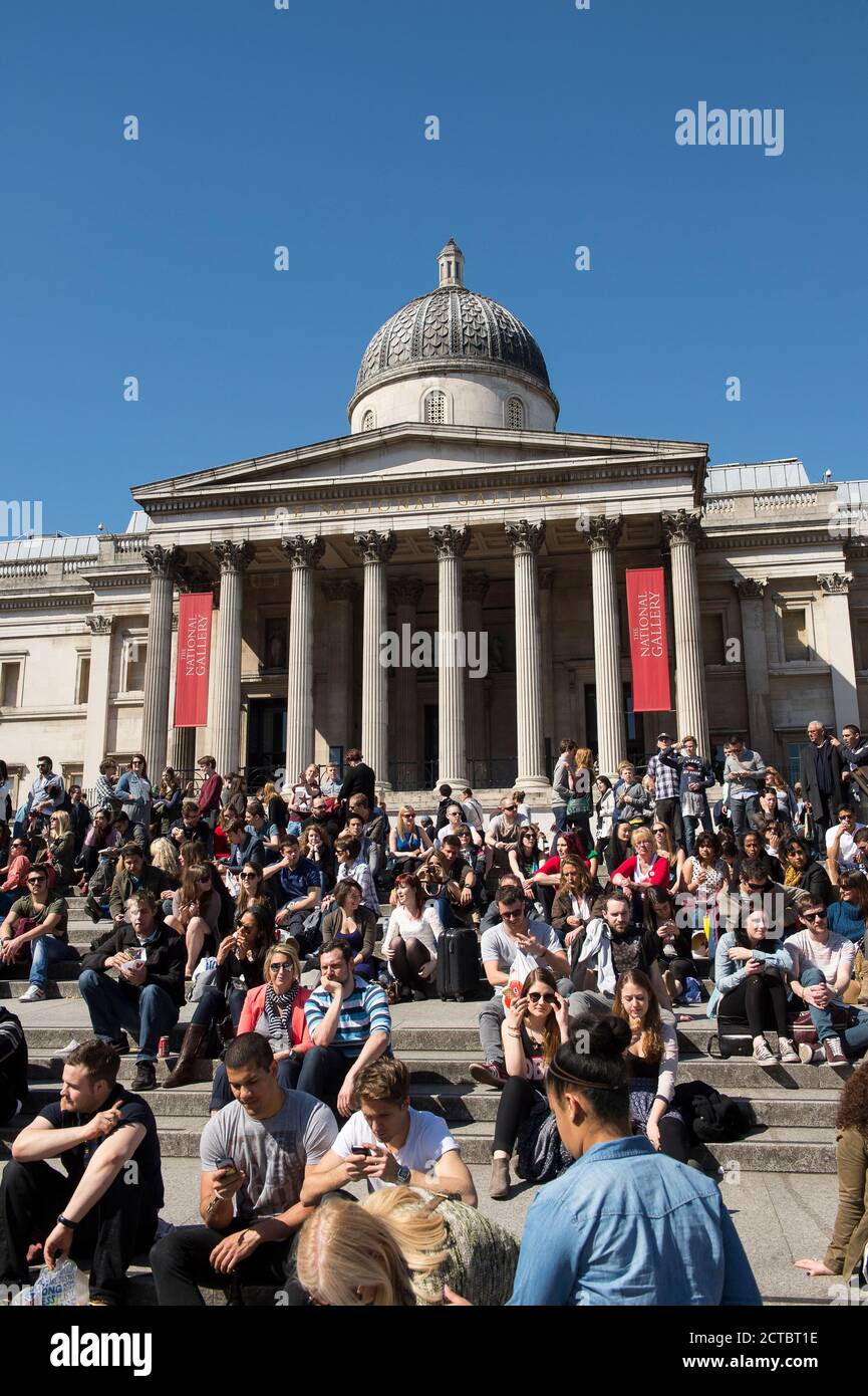 Personnes participant aux célébrations annuelles de la fête de St George à Trafalgar Square, Londres, Angleterre. Banque D'Images