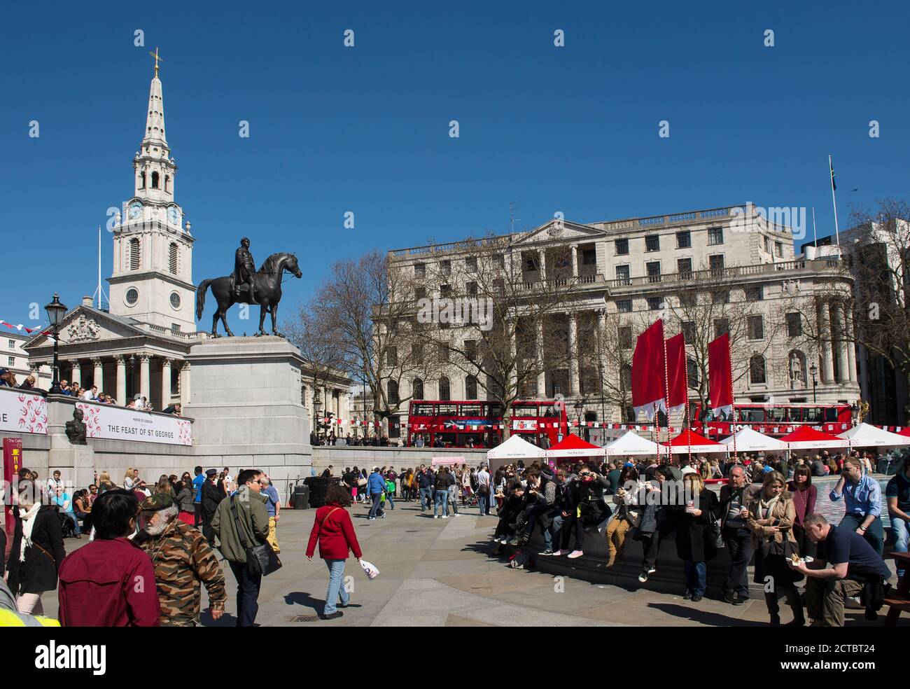 Personnes participant aux célébrations annuelles de la fête de St George à Trafalgar Square, Londres, Angleterre. Banque D'Images