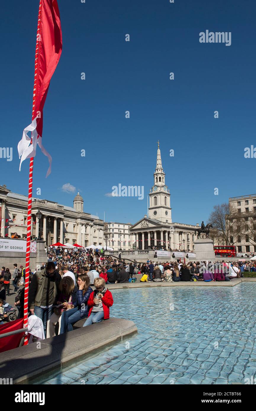 Personnes participant aux célébrations annuelles de la fête de St George à Trafalgar Square, Londres, Angleterre. Banque D'Images