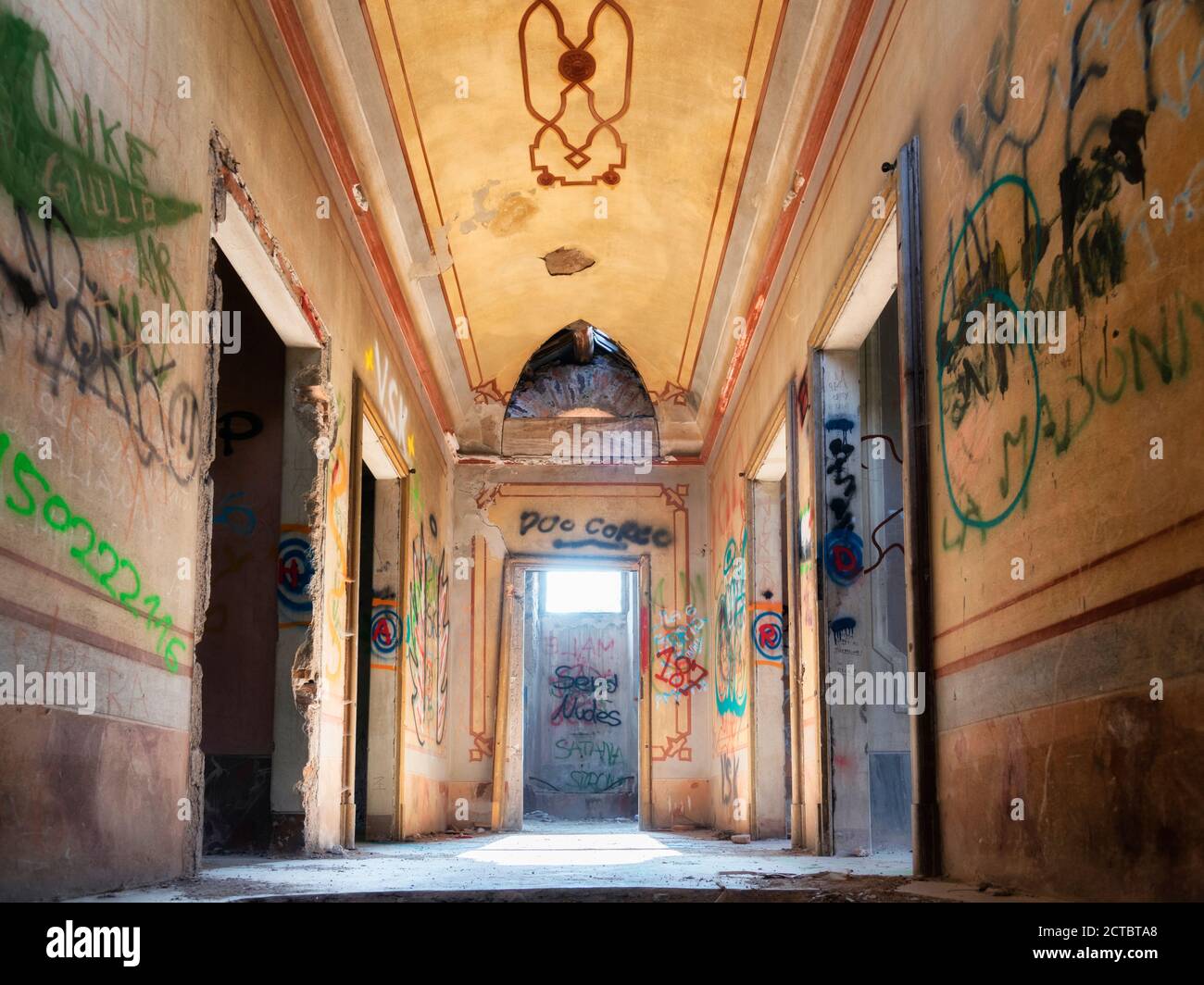 couloir d'une maison créepy abandonnée Banque D'Images