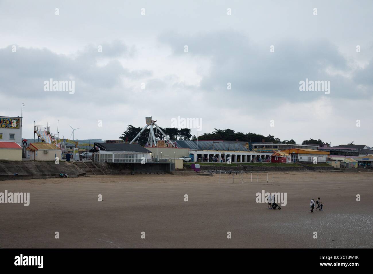 Porthcawl, pays de Galles du Sud, Royaume-Uni. 22 septembre 2020. La ville côtière est presque déserte cet après-midi, avec très peu de personnes marchant autour. Le verrouillage local prend effet à 3 heures à 18 h sous Bridgend, Merthyr Tydfil, Newport et Blaenau Gwent. Parkdean Resorts, qui sont également à proximité de Trecco Bay, ont demandé aujourd'hui à tous les clients de quitter le centre de villégiature avant 18:00 en raison du confinement. Crédit : Andrew Bartlett/Alamy Live News Banque D'Images