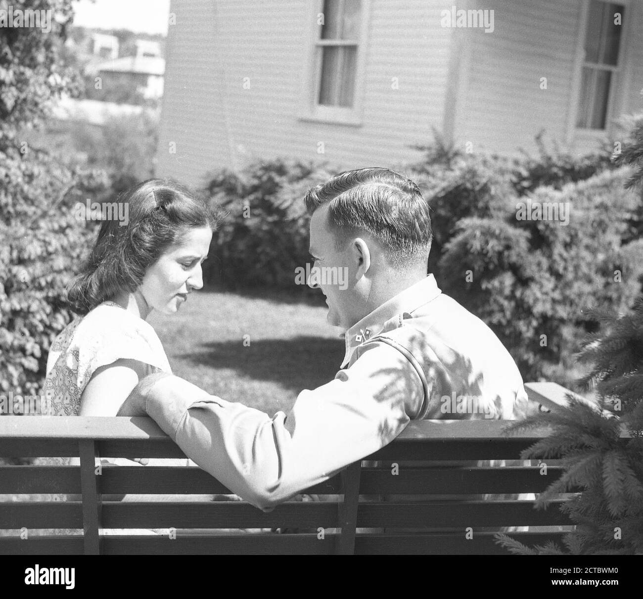 Seconde Guerre mondiale photographie vintage, officier militaire Courting Attractive Young Woman, accueil en congé, USA Banque D'Images