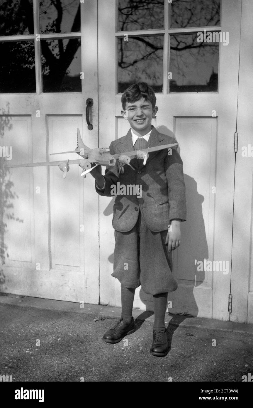 Jeune garçon montrant son avion modèle, États-Unis, années 1940 Banque D'Images