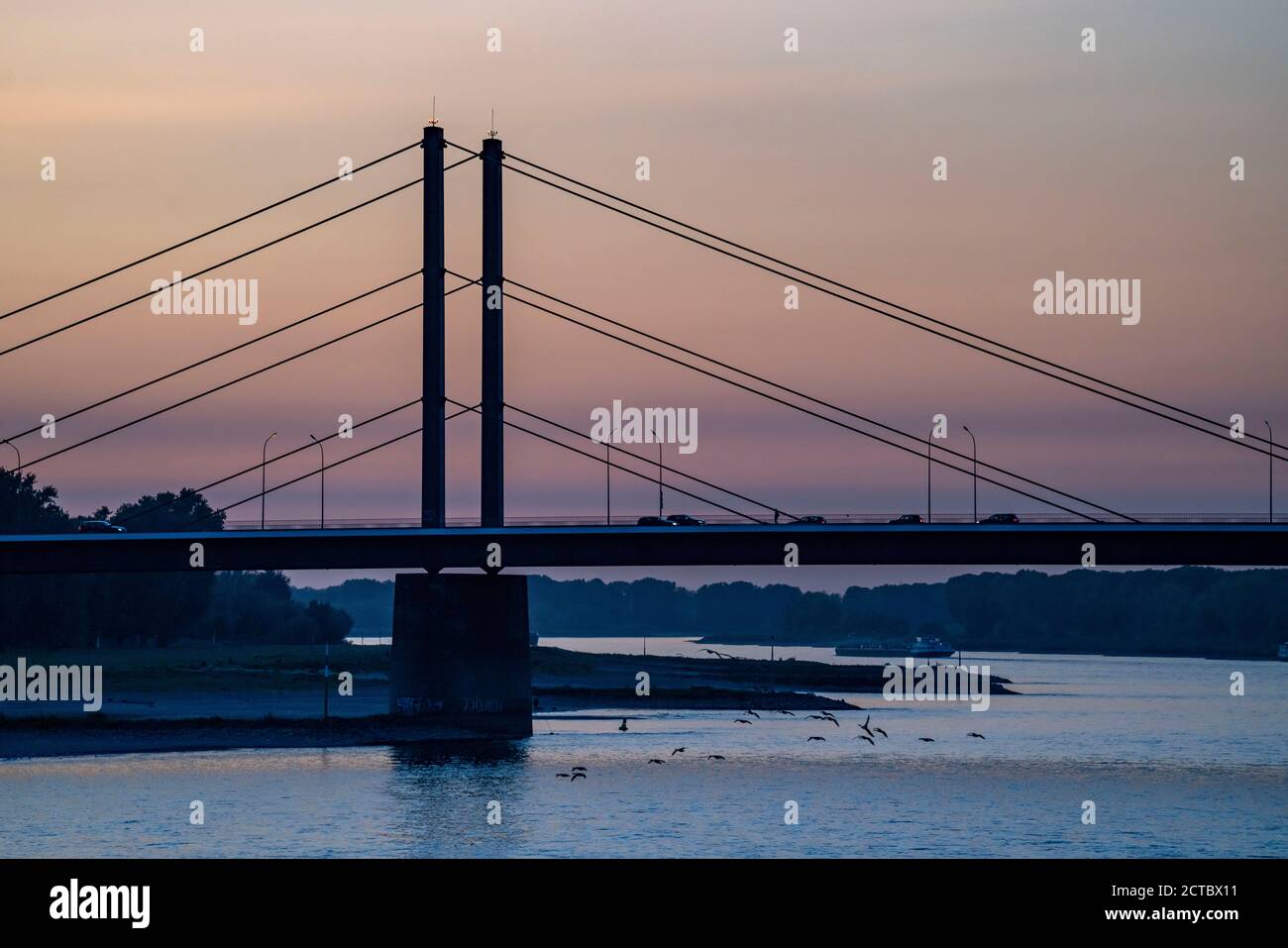 Horizon de Düsseldorf sur le Rhin, pont Theodor Heuss, coucher de soleil, Düsseldorf, NRW, Allemagne, Banque D'Images