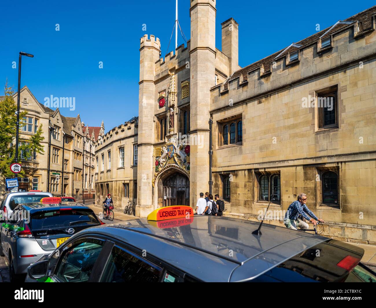 Cambridge City Centre - taxis et vélo passent devant le Chirts College Gatehouse, une partie de l'université de Cambridge, dans le centre historique de Cambridge au Royaume-Uni. Banque D'Images