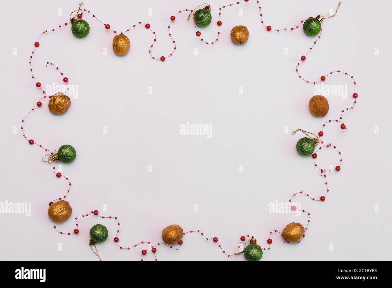 espace pour une inscription sur fond blanc avec flocons de neige et des boules de noël Banque D'Images