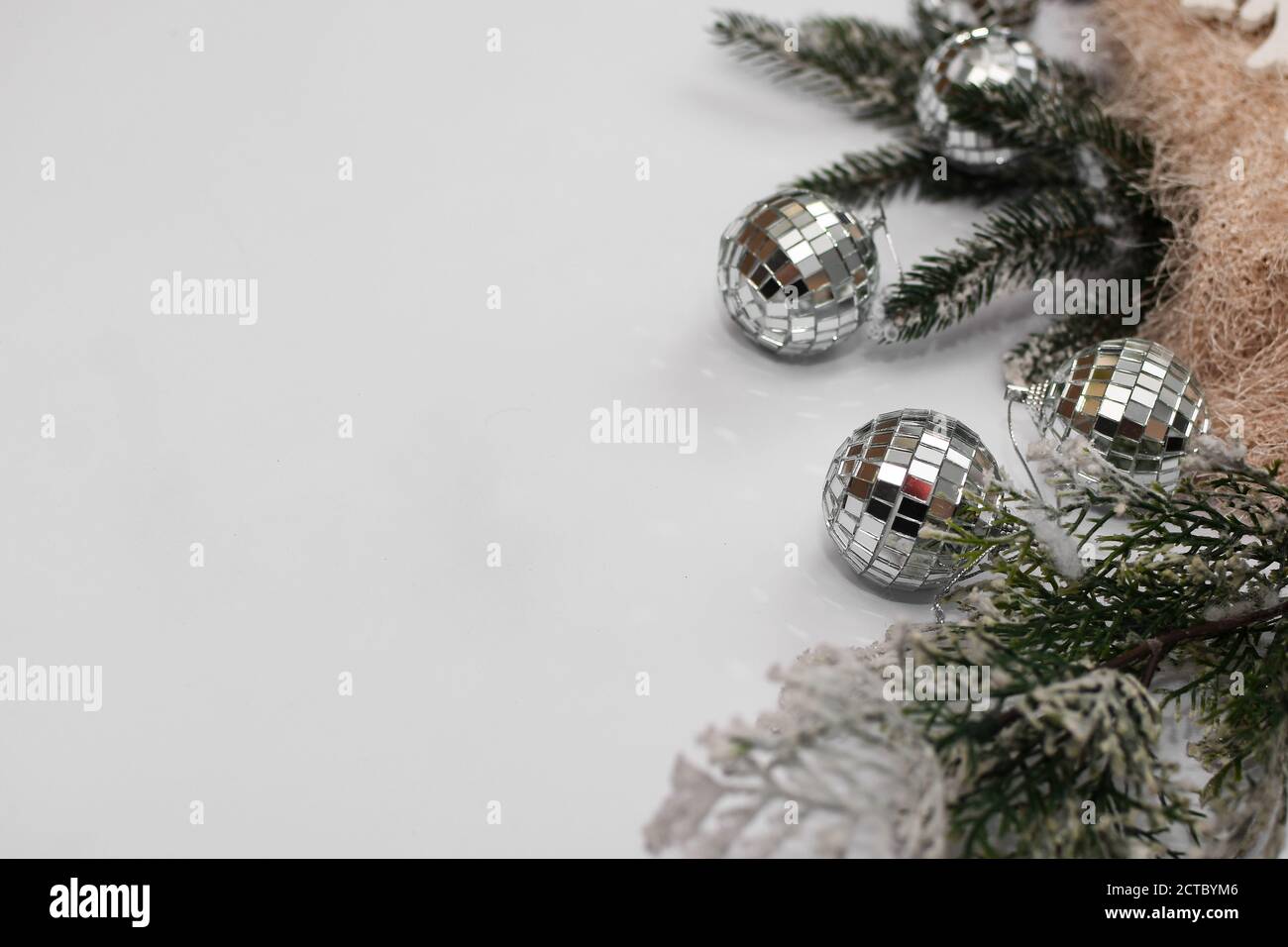 espace pour une inscription sur fond blanc avec noël boules Banque D'Images