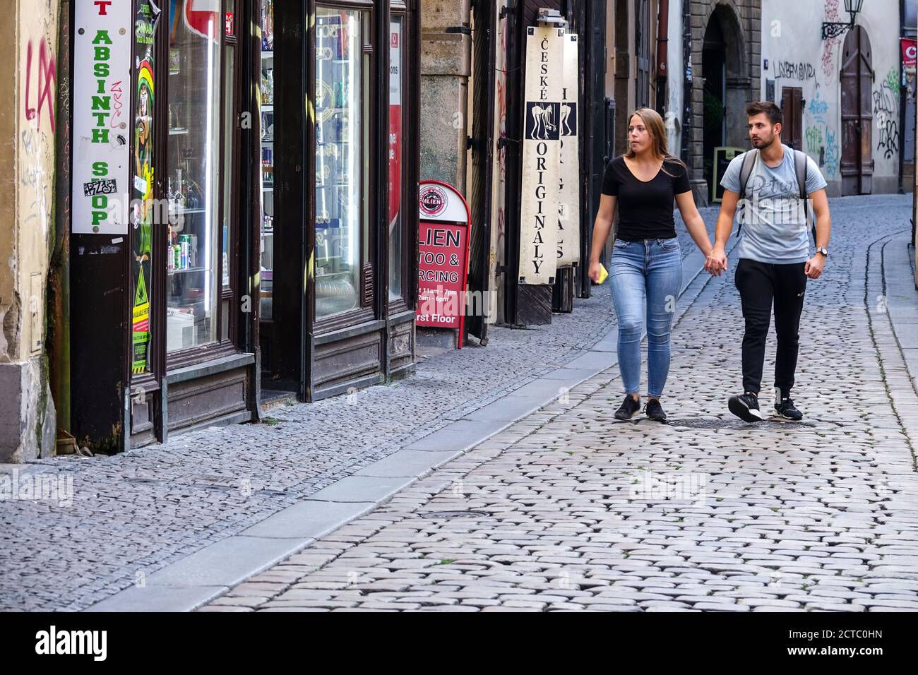 Prague rue dans la vieille ville Jilska rue couple marchant dans une rue pavée vide, rue pavée Europe jeune couple ville Prague République tchèque Banque D'Images