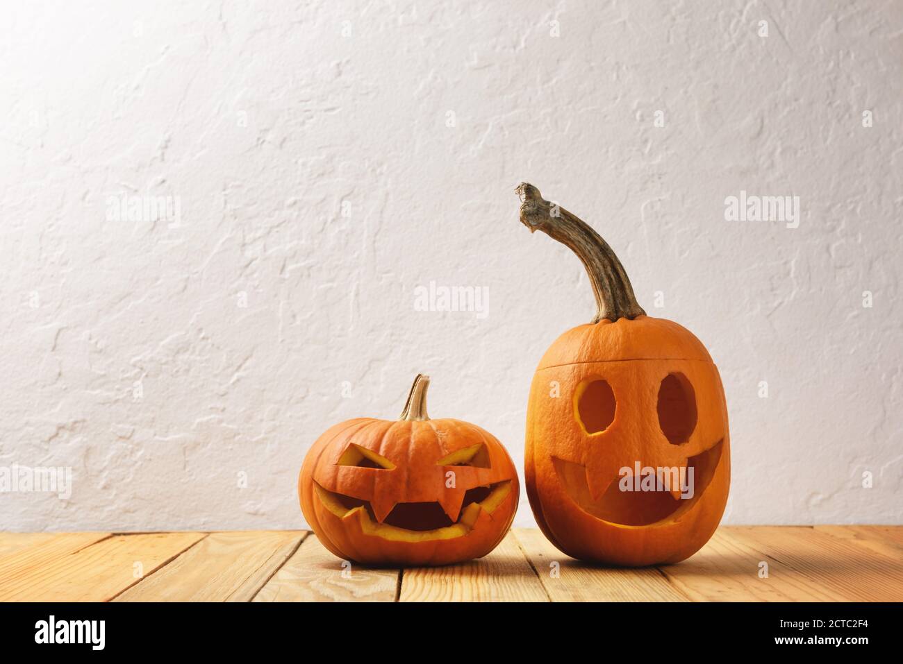 Deux citrouilles sur table en bois. Arrière-plan de l'alimentation et l'automne Halloween Banque D'Images