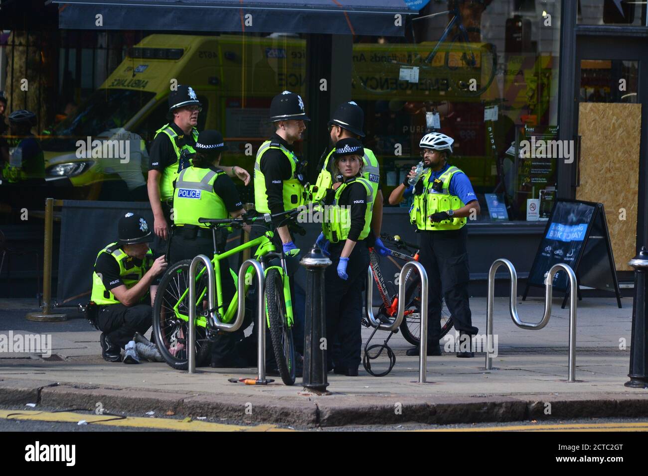 Birmingham, Royaume-Uni - 8 septembre 2020 : la police des West Midlands a mis en détention un homme violent sur le Colmore Row deux jours après un incident majeur de poignarder Banque D'Images