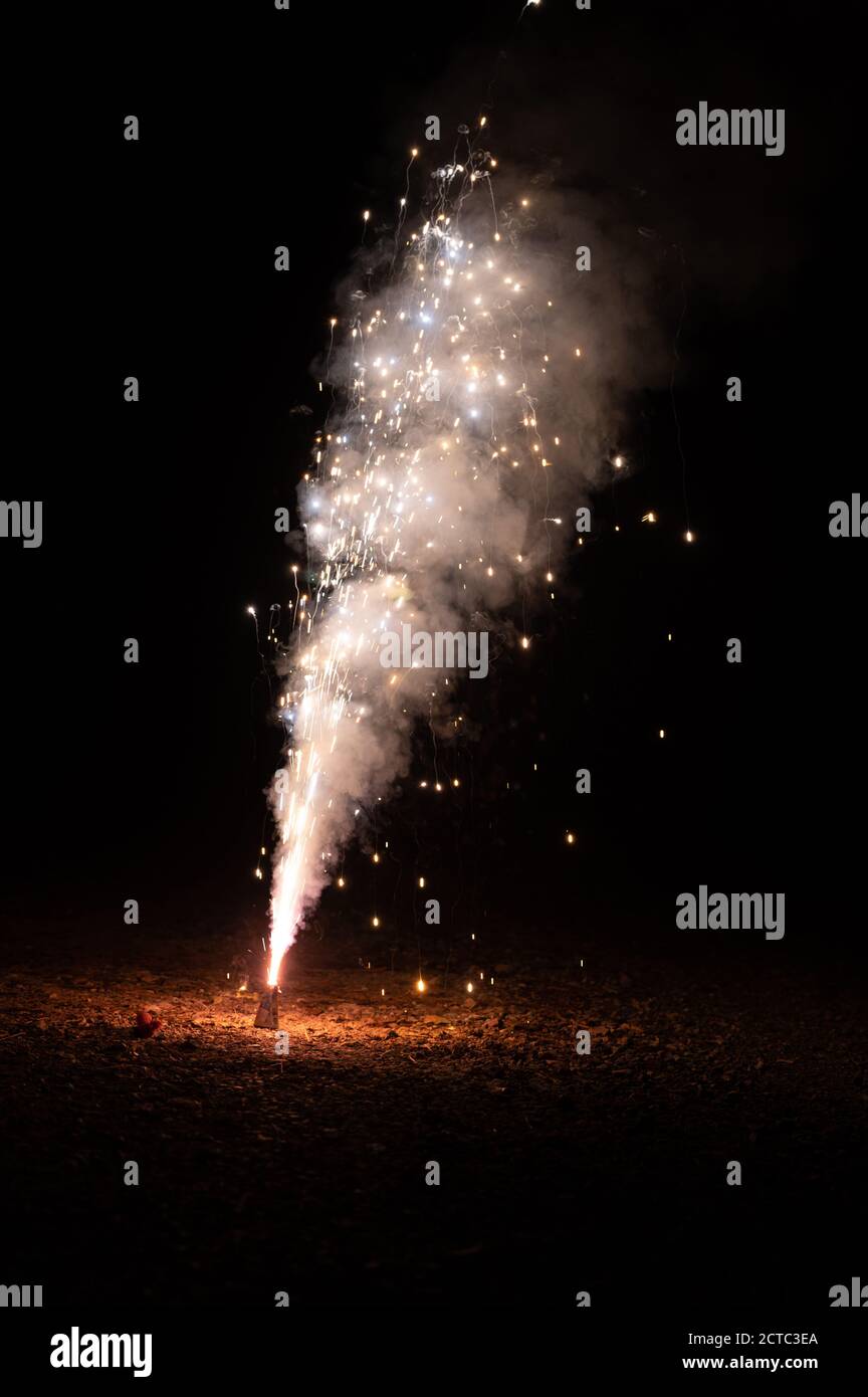 feu d'artifice brillant texture exposée sur fond noir Banque D'Images