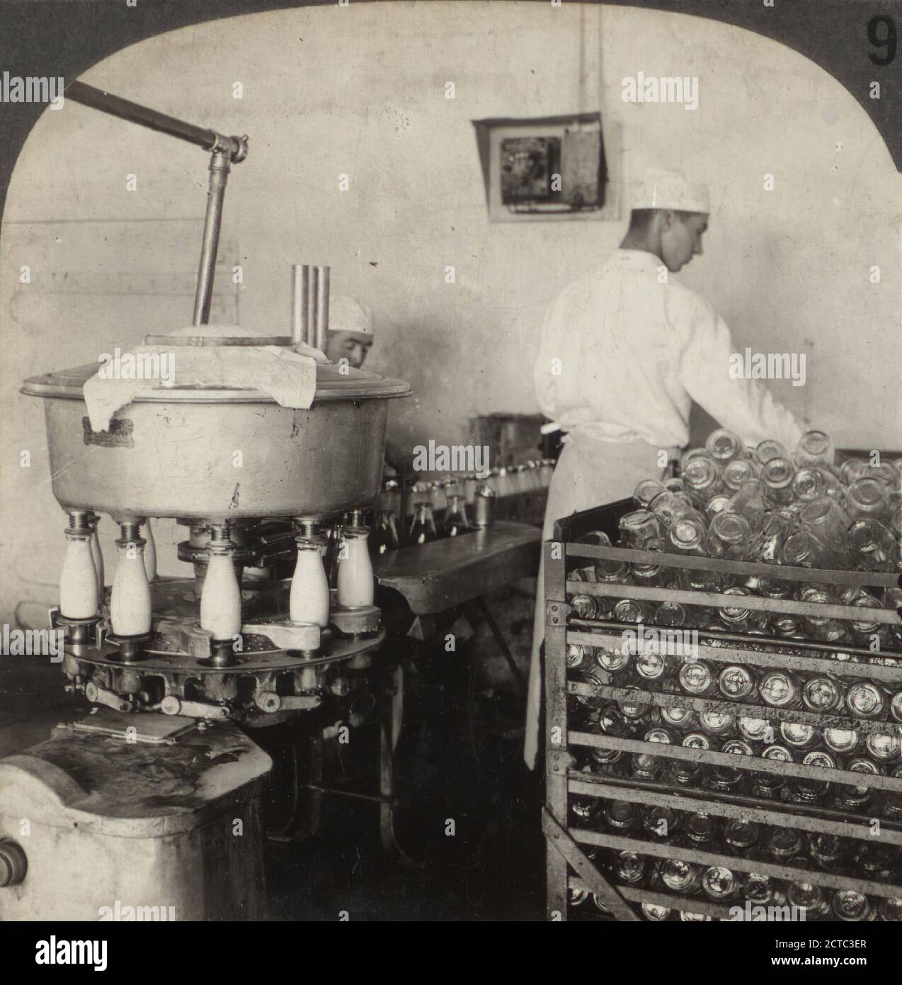 Bouteilles de lait remplies en machine, Buffalo, N.Y.., Keystone View Company, New York (État), Buffalo (N.Y. Banque D'Images