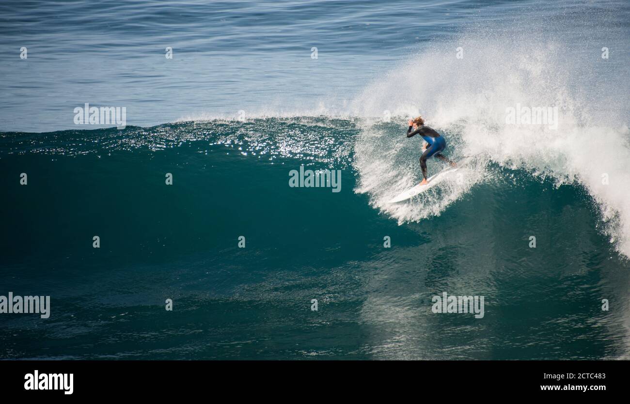 Serraro,madeira,26-mars-2016:surfer sur les hautes vagues de l'océan, madère est un hotspot pour les surfeurs Banque D'Images