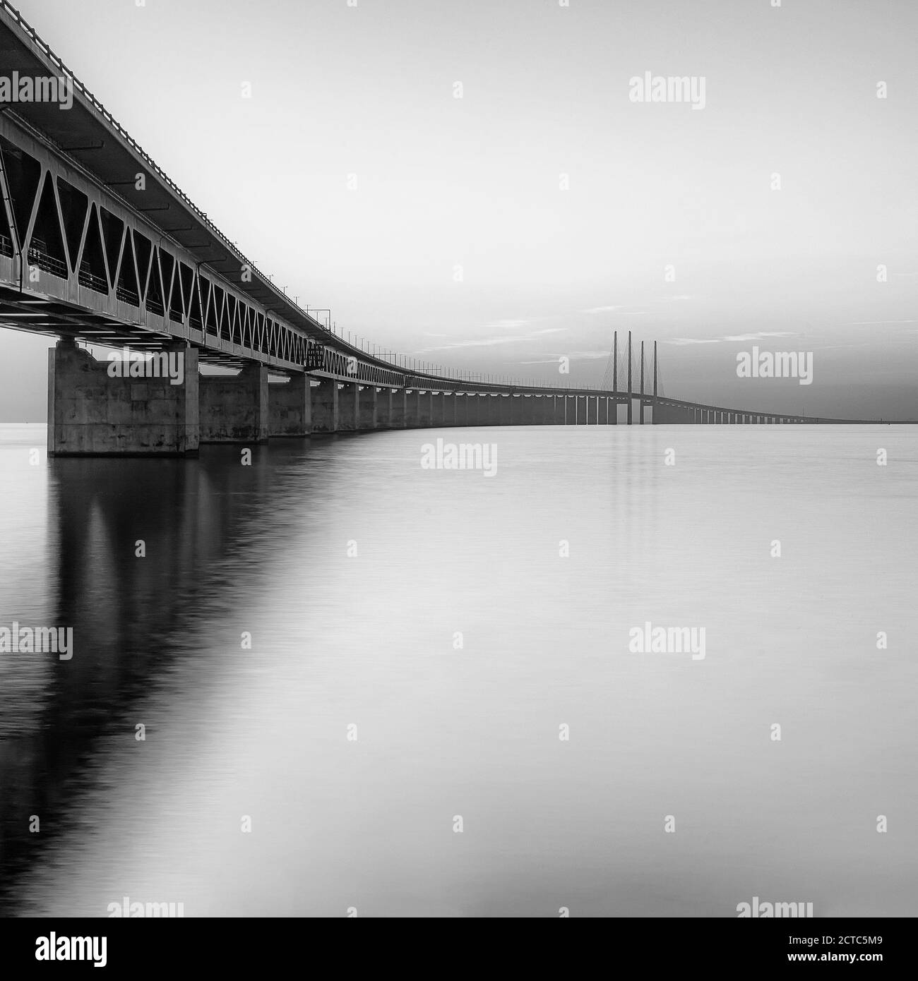 MALMO, SUÈDE - SEPTEMBRE 20 : le pont oresunds qui relie la Suède au Danemark au coucher du soleil. Banque D'Images