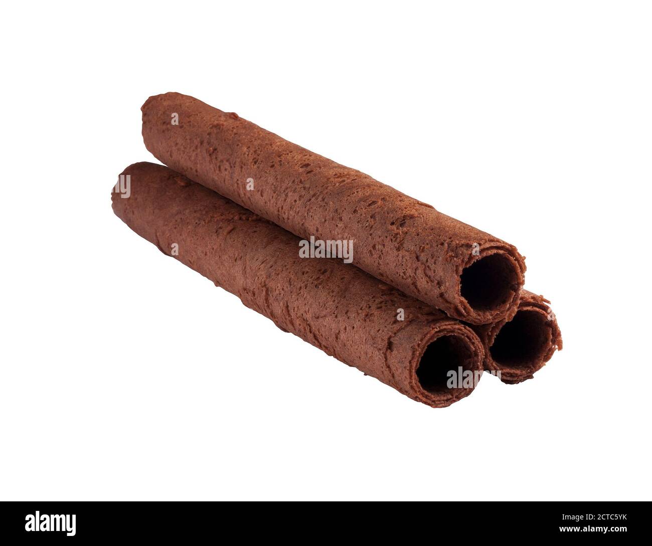 Biscuits en rouleau d'œufs au chocolat isolés sur fond blanc Banque D'Images