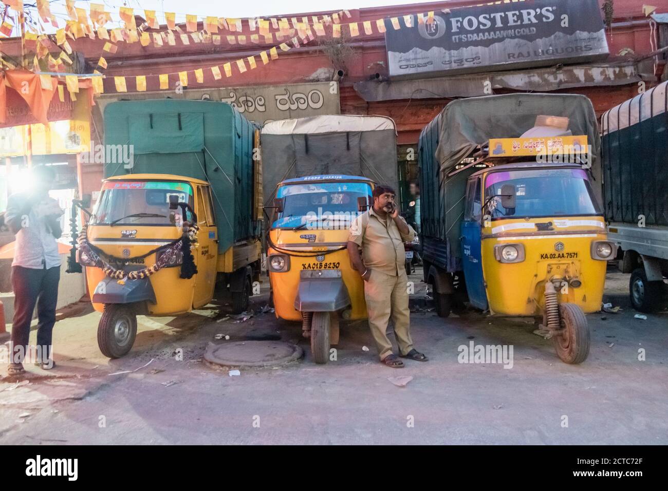 Bengaluru, Karnataka, Inde - janvier 2019 : une rangée de tempos de pousse-pousse automatique garés utilisés pour livrer des marchandises et du fret au marché KR à Bangalore. Banque D'Images